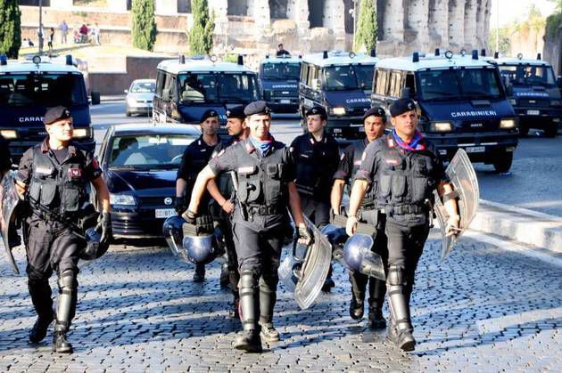 Patru oameni au murit după ce un bărbat a deschis focul de la balconul casei sale, în Italia. Foto: gandul.info