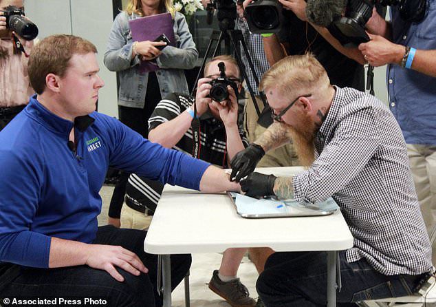 Микрочип имеет размер зернышка риса. Фото: dailymail.co.uk