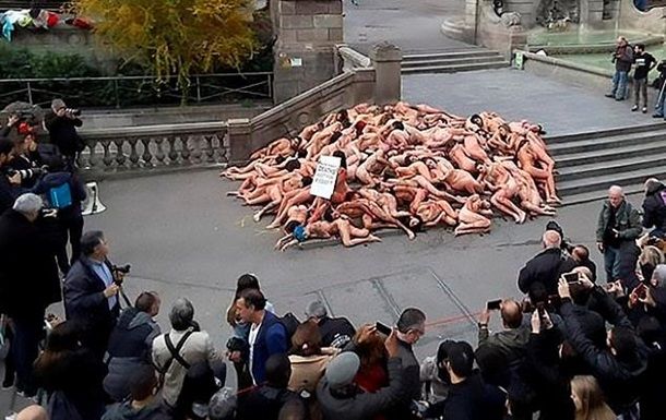 Борцы за права животных обнажились в центре Барселоны.