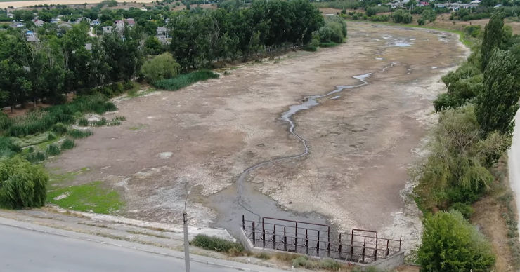 На севере страны нет воды в колодцах, пересыхают реки и мелеют озера.