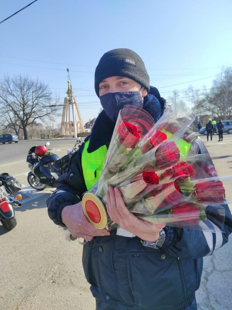 В Приднестровье сотрудники ДПС в честь 8 Марта провели «цветочную» акцию .