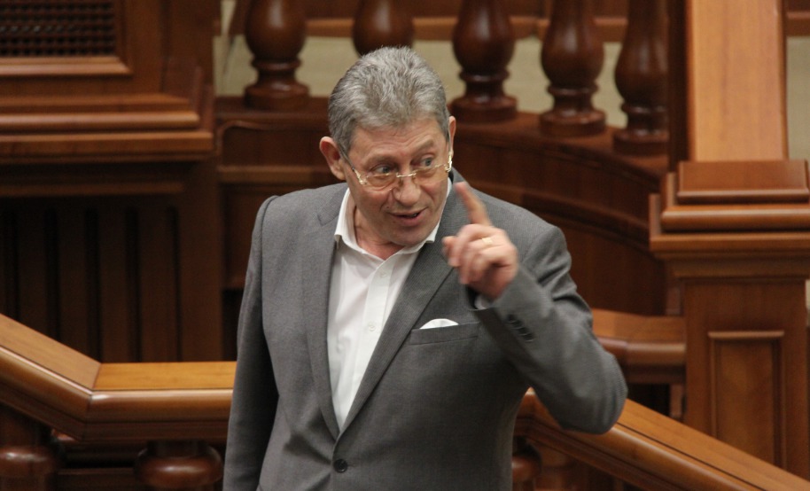 „Ridicați-vă corturile murdare și răpănoase! Respectați Constituția și duceți-vă să vă apucați de treabă”, a declarat Ghimpu.