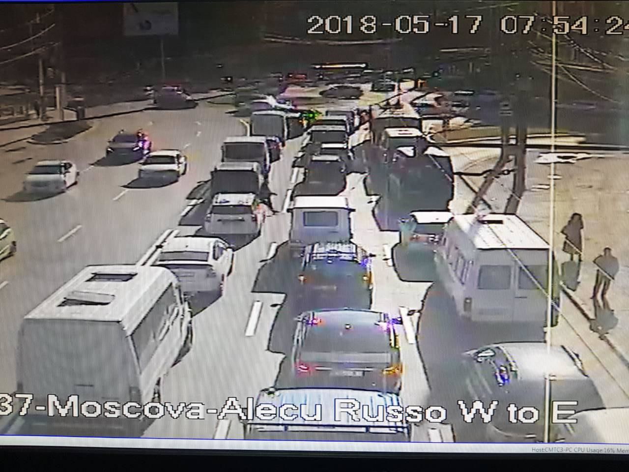НИП призывает водителей избегать движения по улицам с пробками.