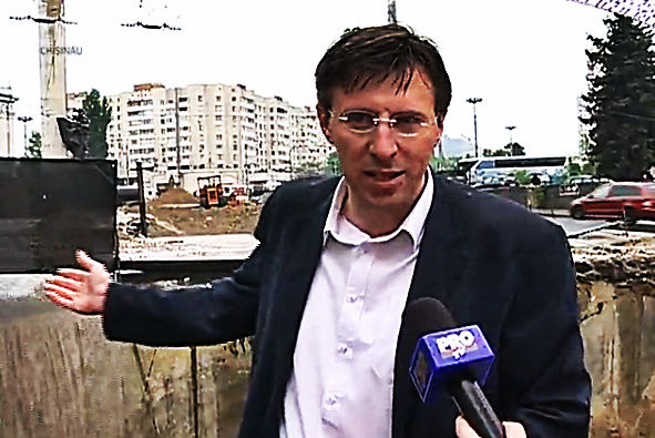Pe santierul de pe strada Constantin Negruzzi din capitala a aparut o cascada