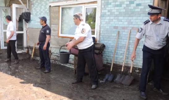 Откачивать воду людям помогали 33 сотрудника леовского инспектората полиции.