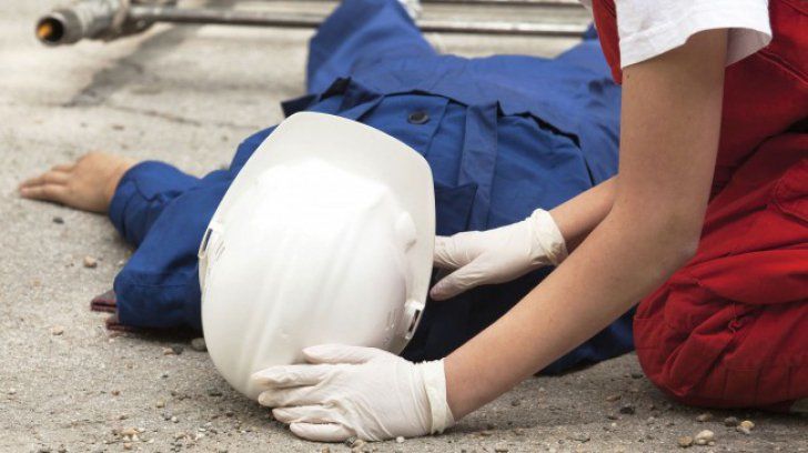 Accident infiorător: Bărbat, strivit de sute de kilograme de fier