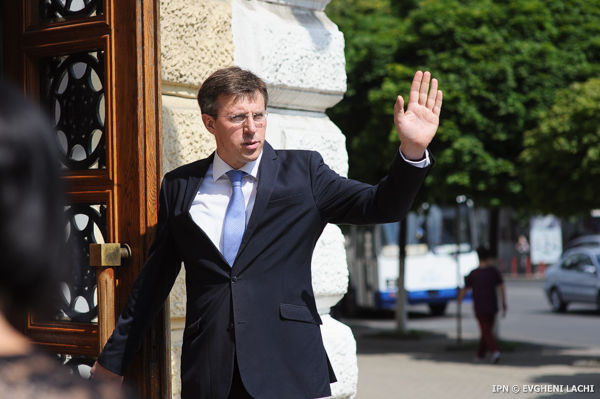 Chirtoacă, a fost întâlnit cu aplauze şi buchete de flori la Primăria Capitalei.