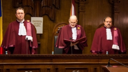 Magistraţii CC au constatat, astăzi, că hotărârile de Parlament prin care cei doi au fost demişi în luna iulie contravin Legii Supreme.