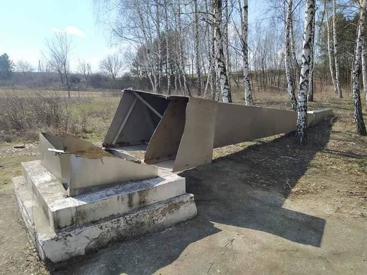 В селе Иванча вандалы разрушили мемориал советским воинам.