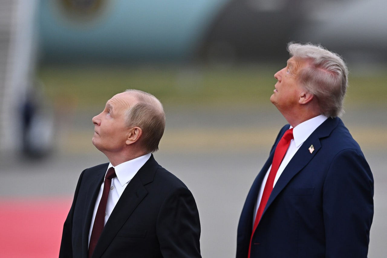 Трамп после разговора с лидерами ЕС разместил фотографию с Путиным на Аляске.