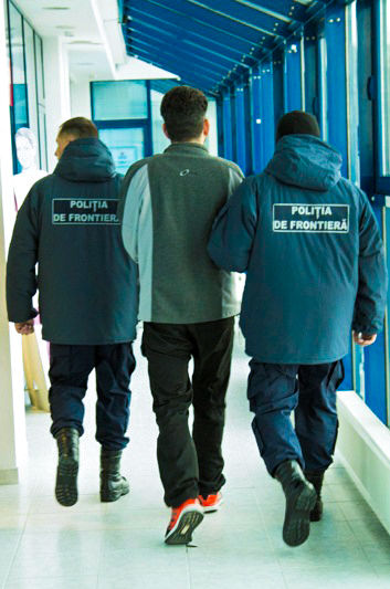 Un cetățean străin cu acte de identitate false, prins la frontieră. 