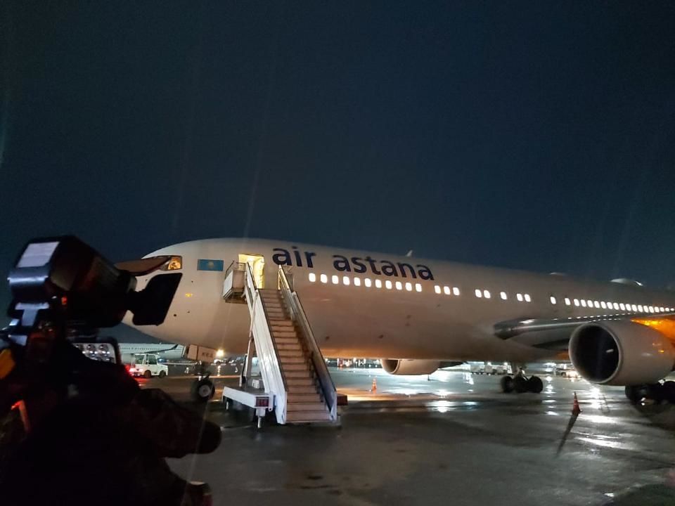 Казахстан отправил первую партию помощи Украине.