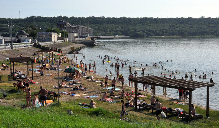 Пляж в Дубоссарах оборудовали перголами с шезлонгами.