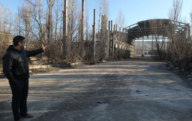 In mai 2012, el fusese informat de responsabili de la primarie ca poate cere arendarea sau cumpararea terenului aferent.