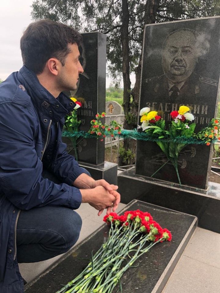 Зеленский посетил в Кривом Роге могилу деда — участника Великой Отечественной войны Семена Ивановича Зеленского. 