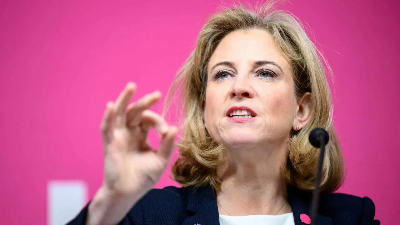 Ministra de Externe a Austriei spune că e deschisă discuției privind aderarea la NATO.