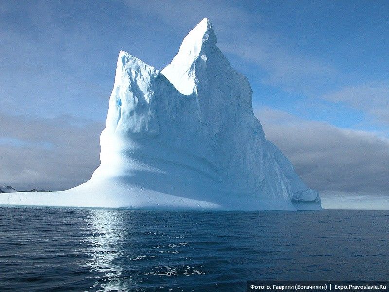 Un aisberg gigant, pe cale de a se desprinde de Antarctica