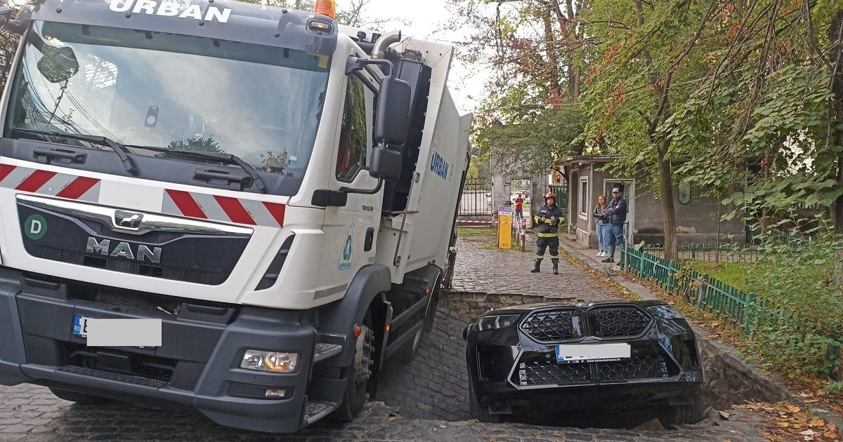 В Бухаресте дорога провалилась под машиной.