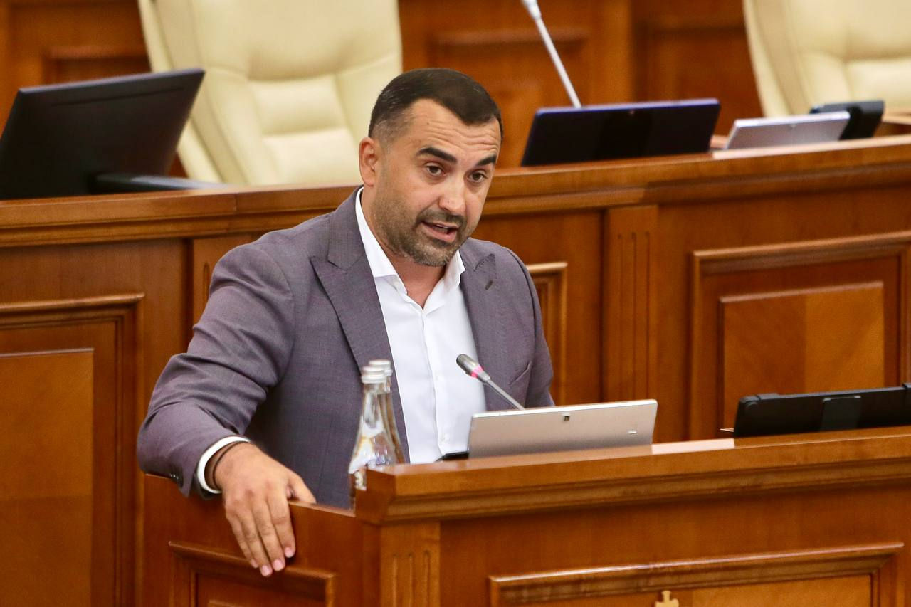 Adrian Albu: Economia stagnează, iar datoriile cresc.