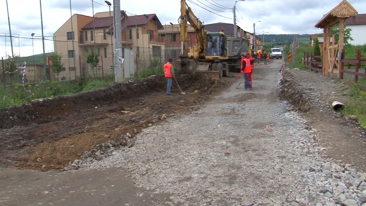Muncitorii de la Exdrupo s-au apucat sa asfalteze strada Petricani in plina iarna.