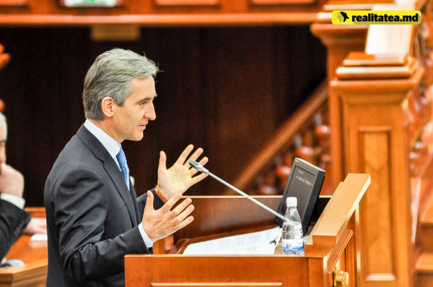 ”Ambasadorii UE, dar și cei care ne vizitează de acolo, cam răruț, de altfel, în ultimul timp, spun răspicat: Nu mai ascultăm doar declarații, am depășit demult faza declarațiilor”.