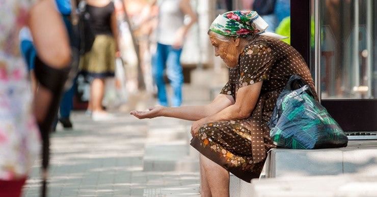 Бывшие учителя и медсестры вынуждены торговать на улице.