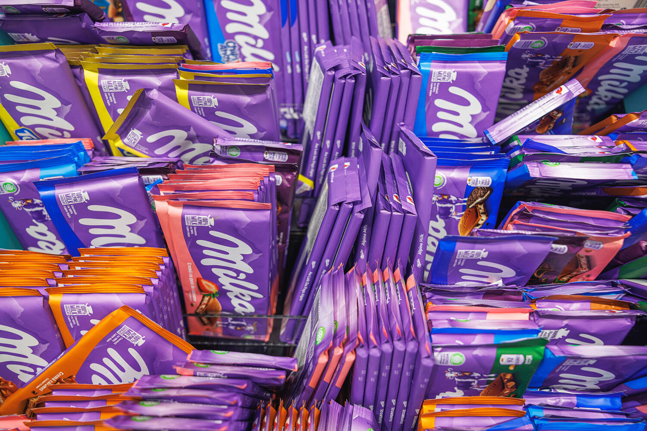 Производителю Milka грозит суд из-за уменьшения плитки шоколада.