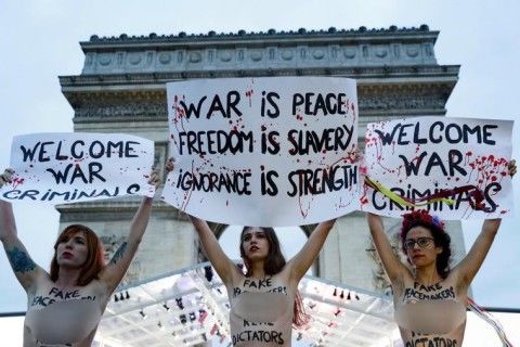 Напавшие на кортеж Трампа в Париже активистки Femen получили условный штраф.
