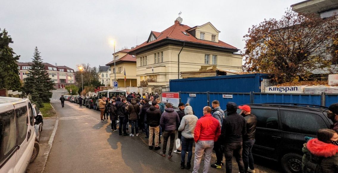 В Праге на избирательных участках наблюдаются очереди.