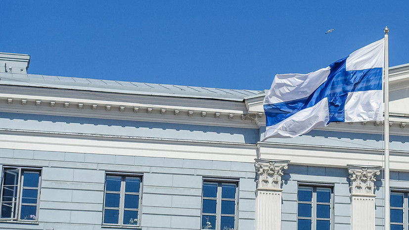 В Финляндии обсуждают запрет свастики и "Серпа и молота".