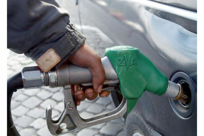 Mai multe benzinării au ieftinit în această noapte benzina şi motorina cu peste 20 de bani per litru.