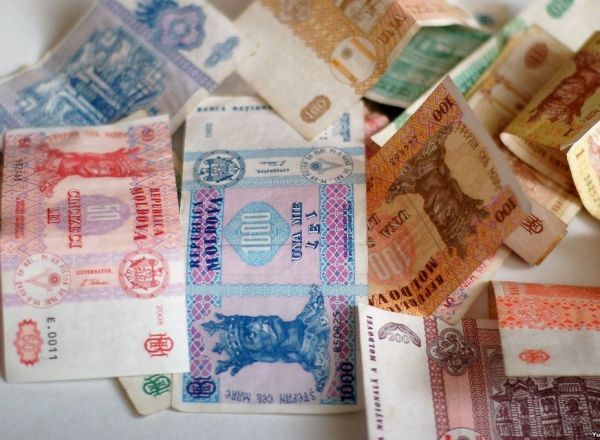 Euro a avut un curs oficial de 20 de lei si 97 de bani, iar dolarul - de 18 lei si 33 de bani.