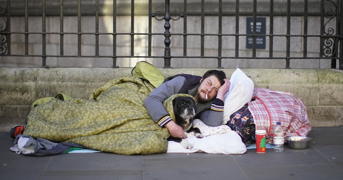 Marea Britanie va abroga o lege veche de 200 de ani care interzice dormitul pe stradă.