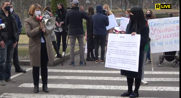 Родители вышли на протест против дистанционного обучения.