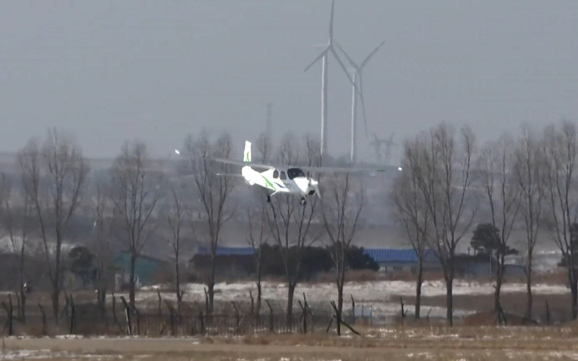 В Китае испытали частный самолет с двигателем на водороде.