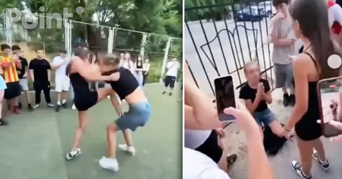 Violență și umilință lângă o școală: O copilă stă pe genunchi, iar alta o lovește, în timp ce colegii filmează.