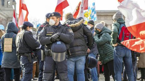 В Вене тысячи людей выступили против обязательной вакцинации.