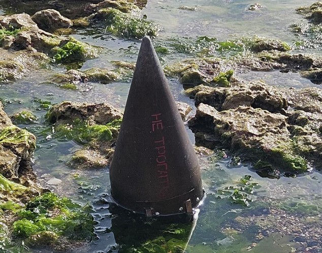 Obiect metalic misterios cu inscripții rusești, descoperit pe o plajă din Constanța.