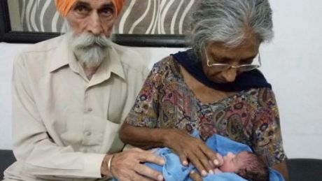 O femeie din India a uimit lumea, după ce a născut la vârsta de 70 de ani.