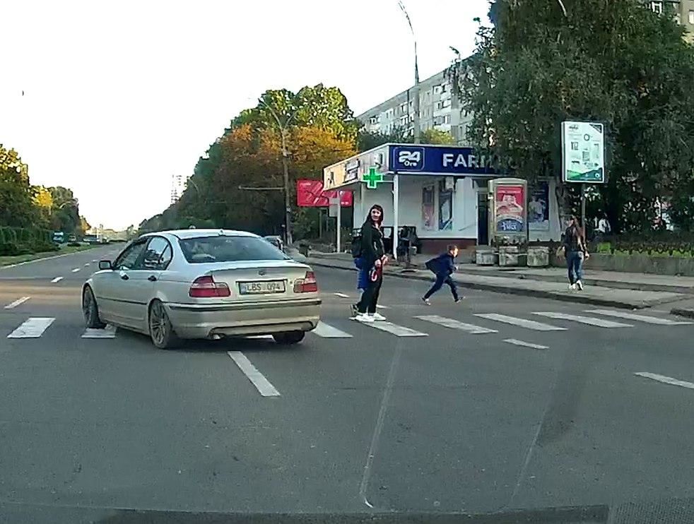 Водитель на БМВ чуть не сбил мать с детьми на пешеходном переходе.