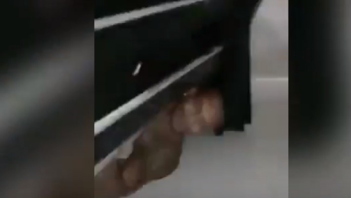O soție infidelă și-a ascuns amantul sub pat, însă a fost prinsă chiar de rudele soțului ei.