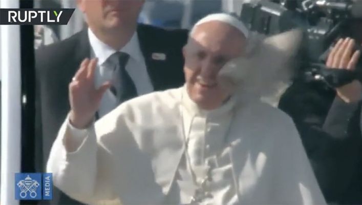 Papa Francisc a fost lovit cu un obiect în cap, în timp ce saluta mulţimea din papamobil, în Santiago.