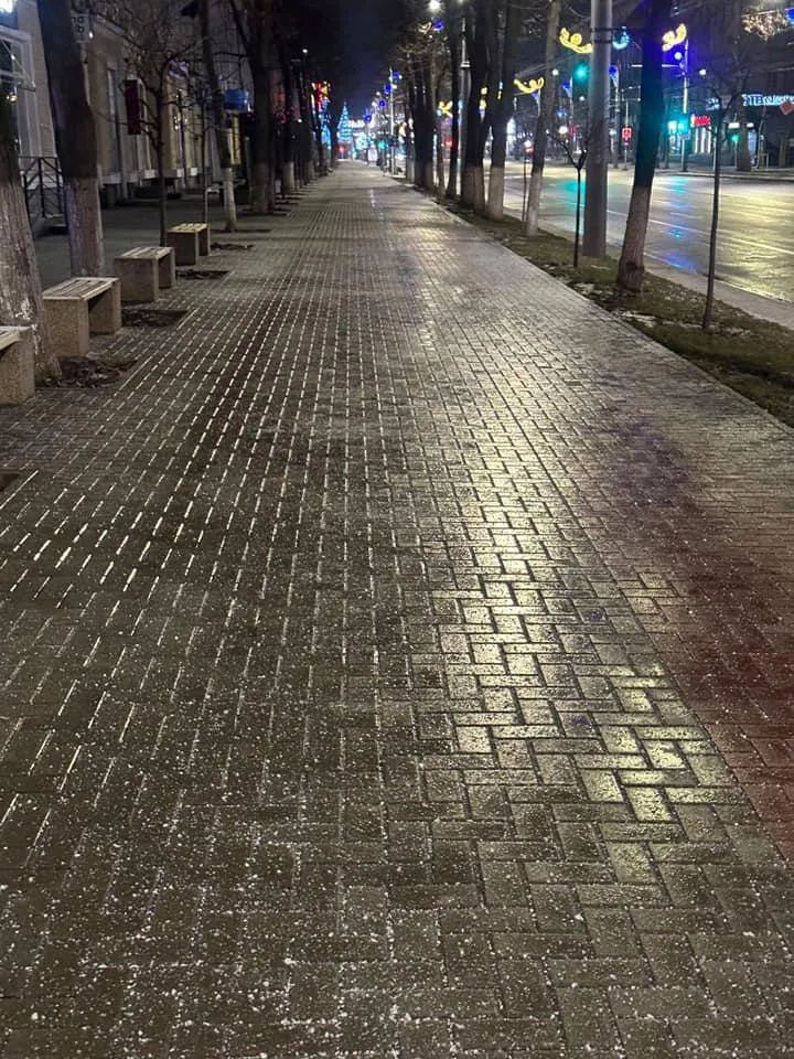 Всю ночь специальные службы работали над устранением гололёда в столице.