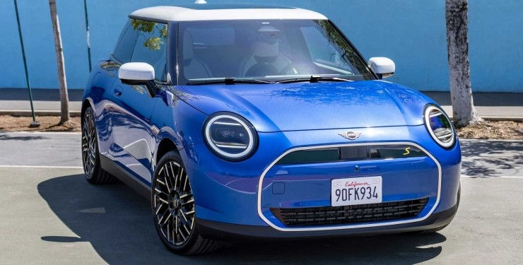 Новый Mini Cooper 2024 показали на первых официальных фото.