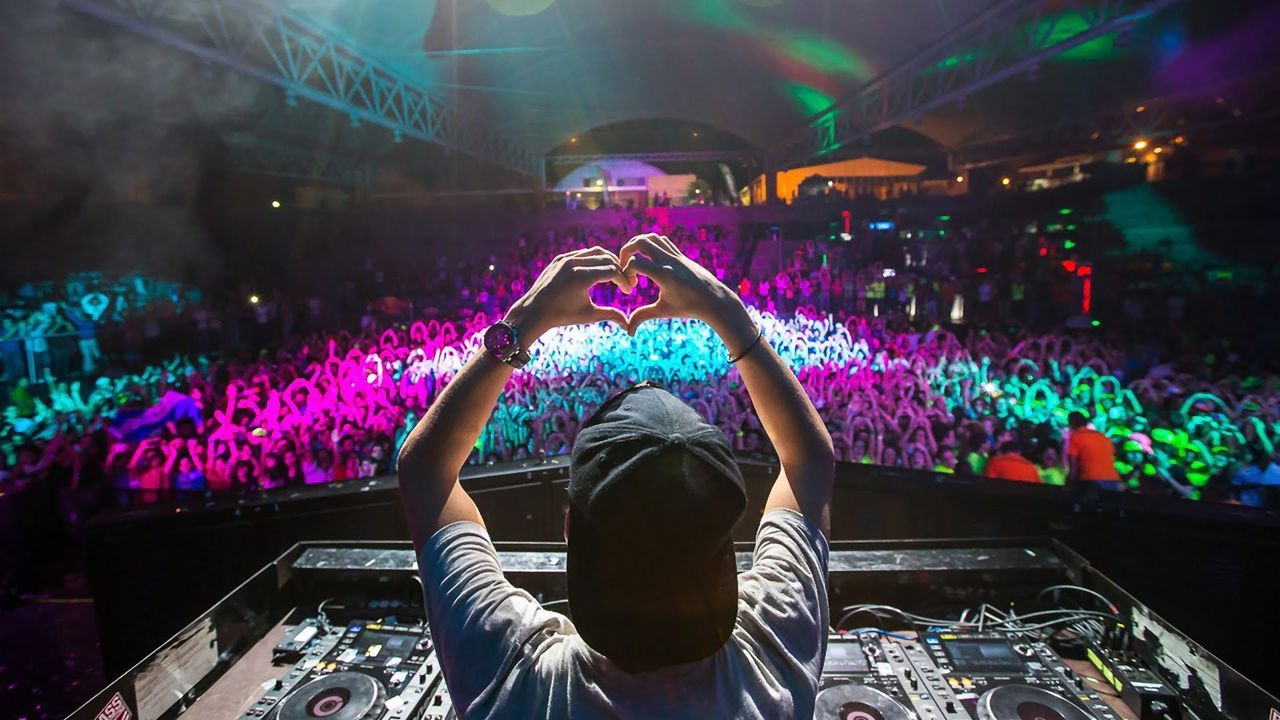 DJ-ii îşi sărbătoresc astăzi ziua profesională