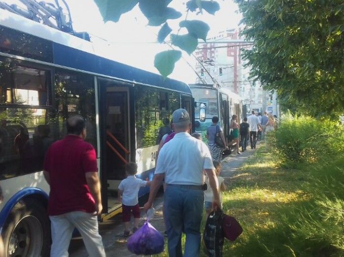 Zeci de troleibuze nu pot circula din sectorul Centru până la Botanica. 