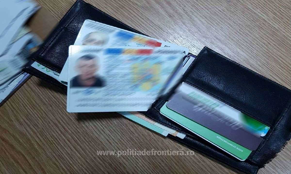 Мужчины заявили, что они приобрели удостоверения личности у соотечественников, заплатив 100 евро и 450 евро.
