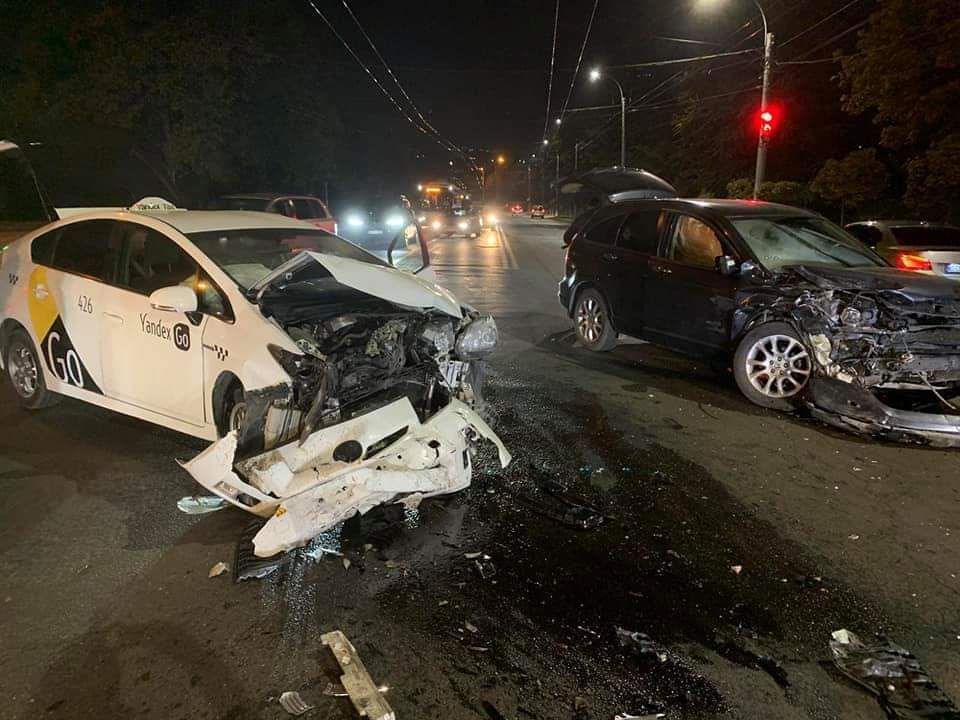 В Кишиневе автомобиль такси попал в серьезную аварию.