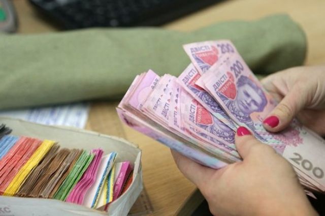 В 2018 году украинская среднемесячная зарплата составила 8865 грн, или 277 евро.