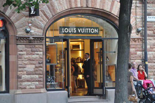 Вооруженный мужчина украл сумку из бутика Louis Vuitton в Париже.
